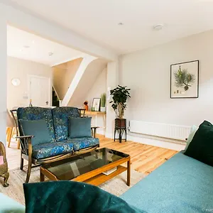 Exquisite 3bdr Botanical Oasis In Holiday home